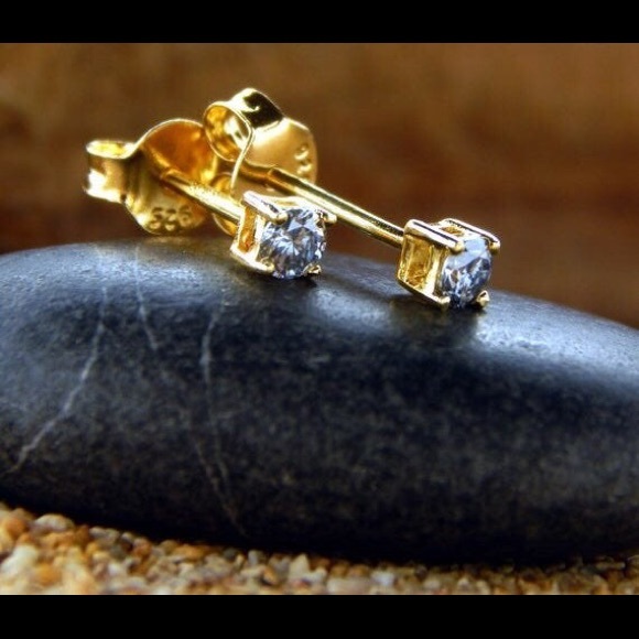 18k Yellow Gold Diamond Stud Earrings - Picture 2 of 7